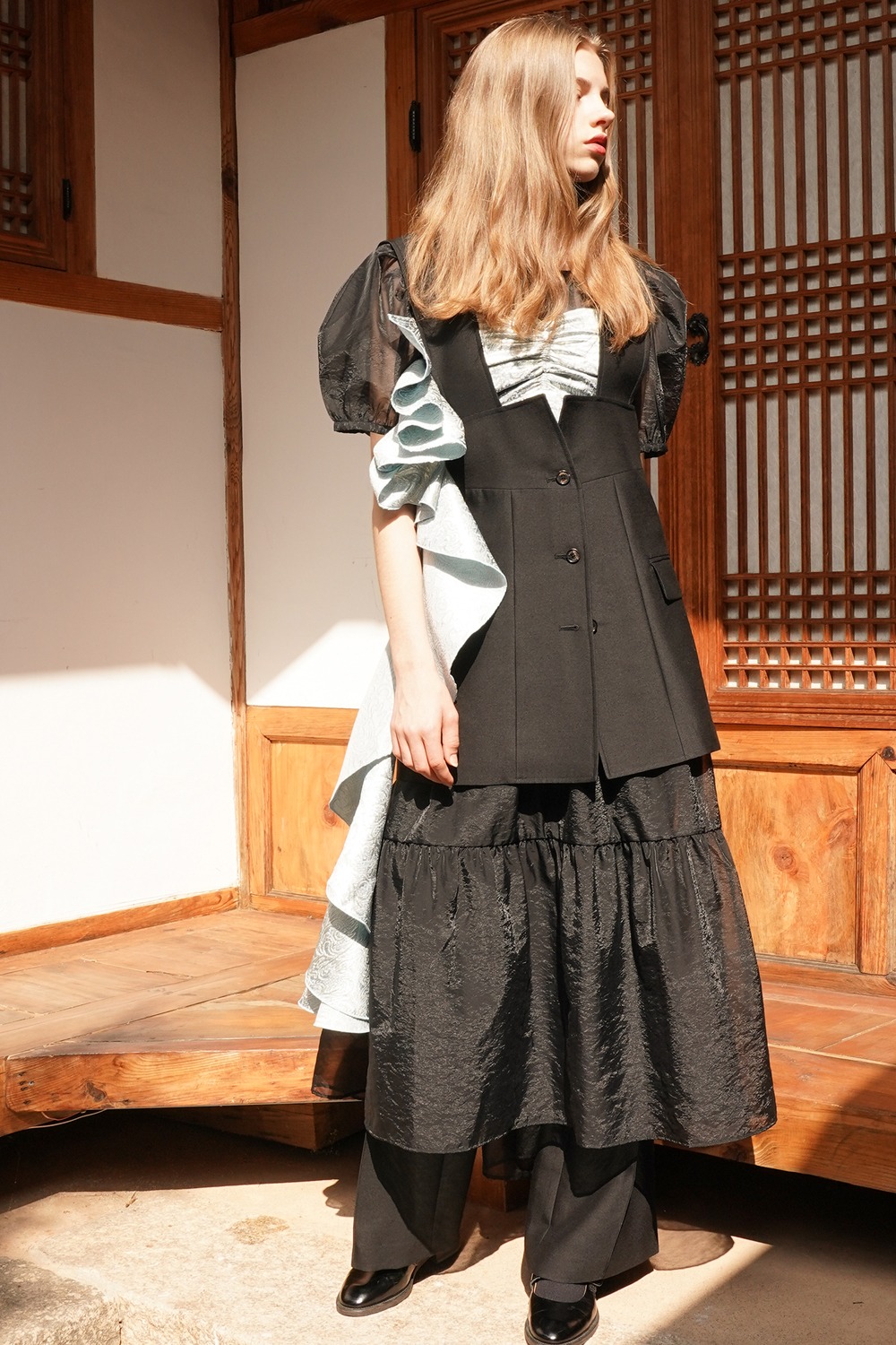 Wool &amp; silk blended tailored vest in black